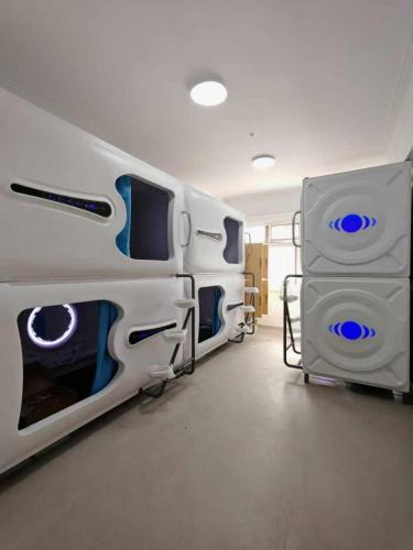 Canillas Hostel | Hostel Space Capsule
