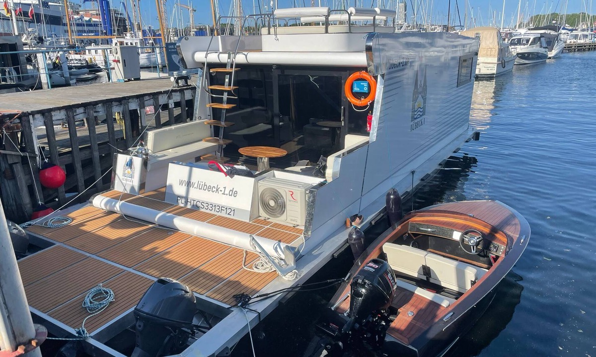 Ronnau Boat Rental | Houseboat with dream location in Lübeck/Travemünde