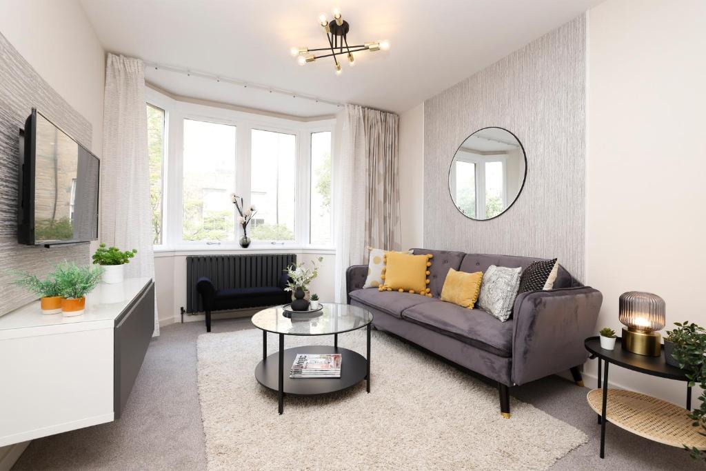 West End Apartment | JOIVY Modern 1 bed Flat in West End, close to Princes Gardens