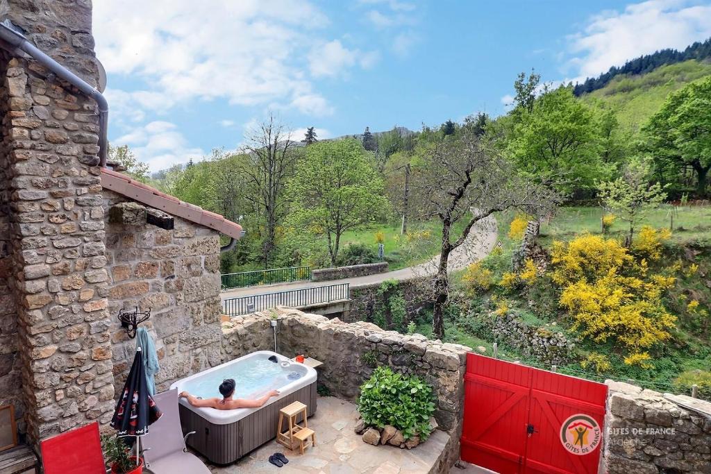 Labastide-sur-Besorgues Apartment | L'Orée Des Bois de Freyssenet / Labastide/besorgue