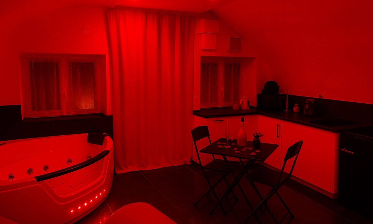 Bouc-Bel-Air House | La suite miroir, La suite miroir, love room with jacuzzi between Aix and Marseille.