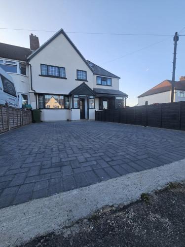 Wandle Valley House | Large 5 Bed Home with 3 Baths and Parking