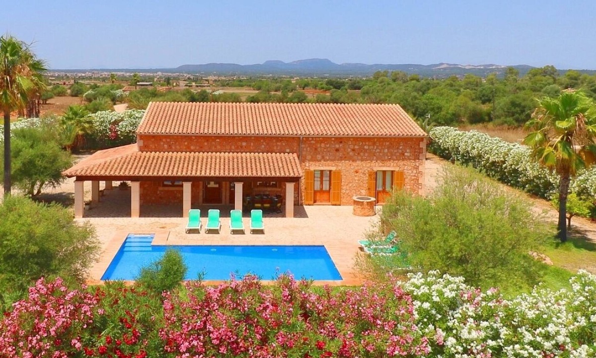 Campos Villa | Large Country House in a Private Location with AC and Private Pool, close to the Beach of Es Trenc !