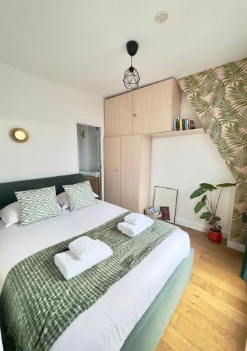 Quartier de la Goutte-d'Or Apartment | Lovely studio with balcony and spectacular Sacre-Coeur view