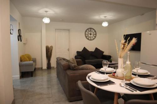 Coventry House | Luxe Lounge