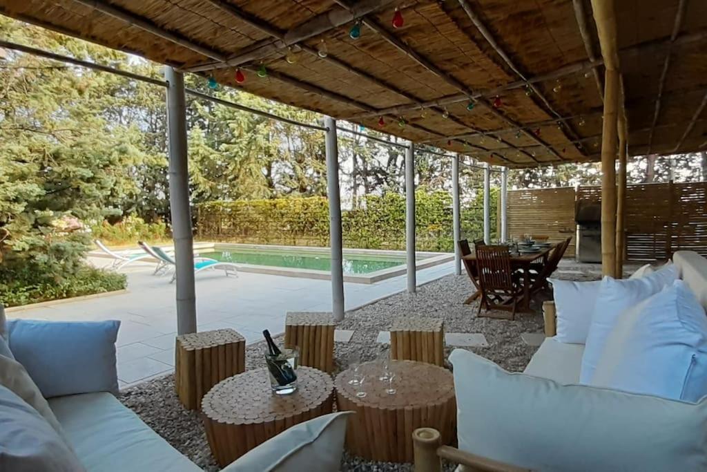 Meynes House | Magnifique coin de mas avec piscine privative