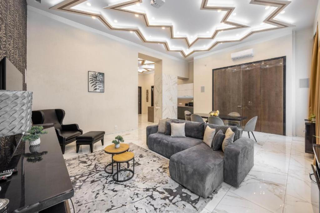 Terezvaros Apartment | Marble & Gold Flat Jacuzzi Andrassy Steps