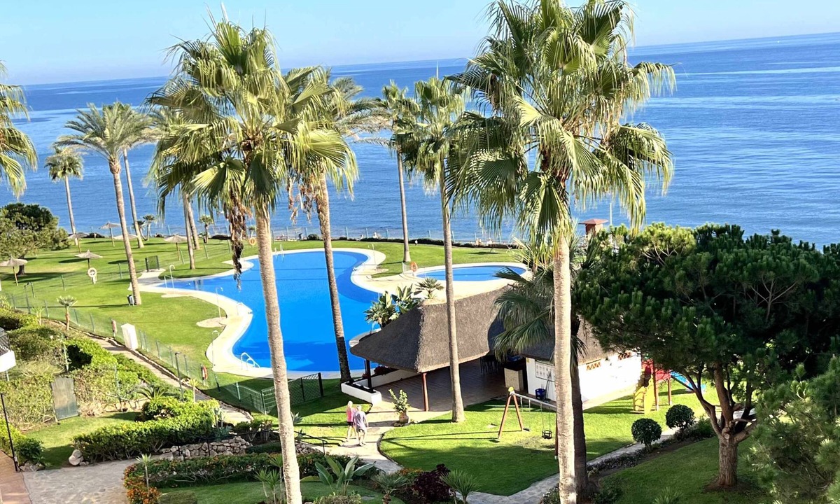 Sitio de Calahonda Apartment | Mi Capricho 400 Beachfront Apartment with sea view