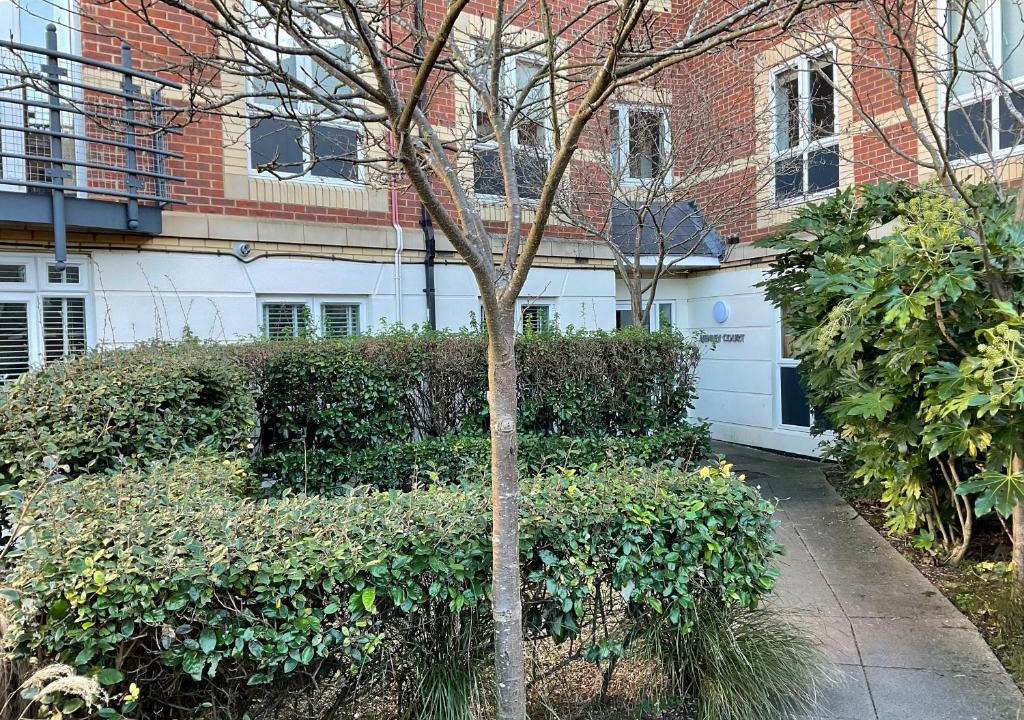 Runnymede Apartment | Modern 2 Bed Apt in Egham High Street, with private parking and Wifi