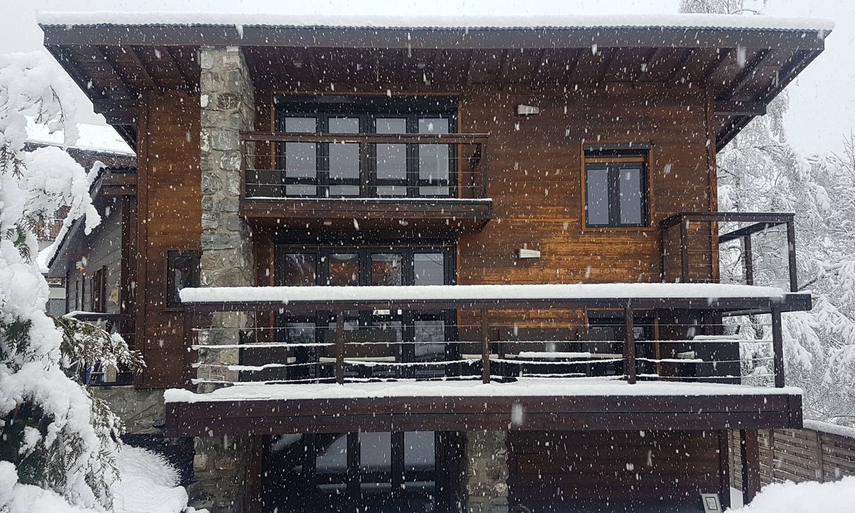 Morzine Ski Chalet | Modern Centrally located chalet, wifi, hot-tub and log fire