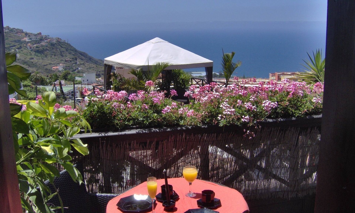 El Guincho Apartment | Modern holiday home with balcony with sea and mountain views - no Teide-view
