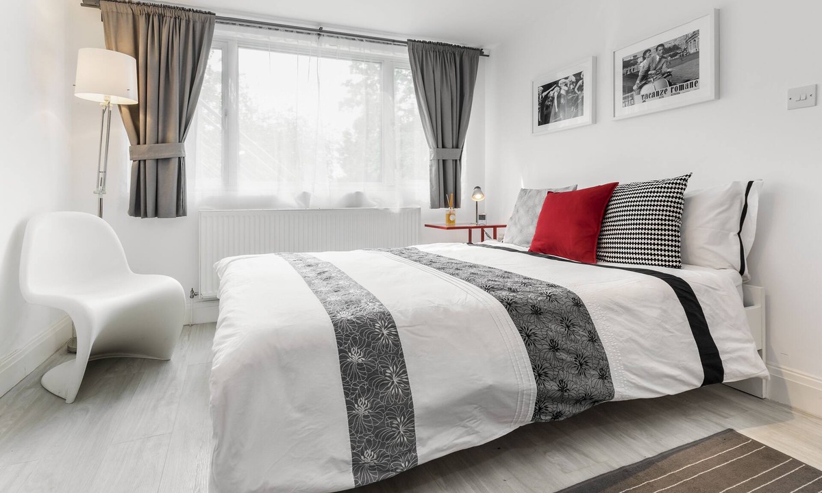 Childs Hill Apartment | Modern, quiet, private studio, close to city centre and metro station