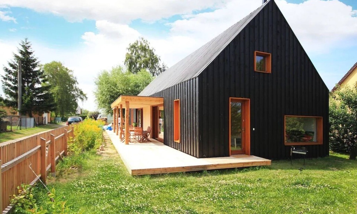 Loissin House | Modern wooden house on the Bodden with two apartments that can be combined