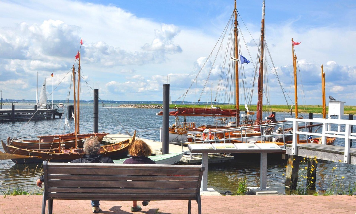 Wendtorfer Strand Apartment | MW Yachtenkieker - with a sensational view of the yachts in the harbor!