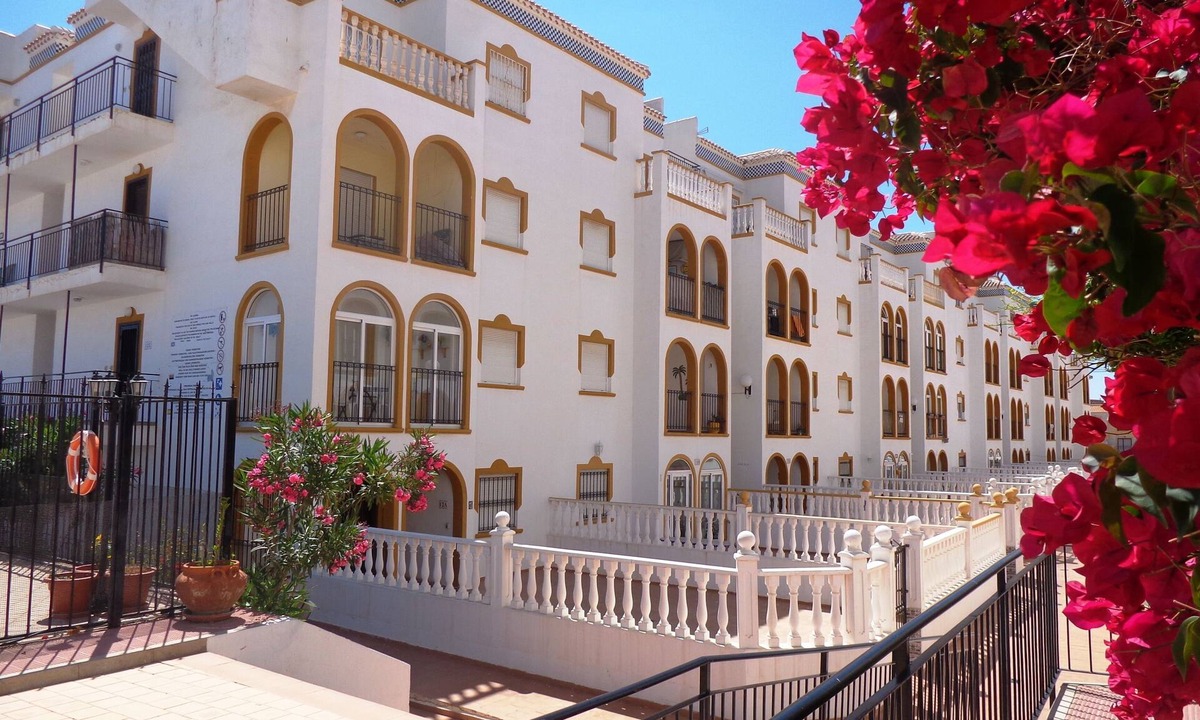 Orihuela Costa Apartment | NO EXTRA FEES!* Perfect Location, South Facing, Pool, Shops,Beach, No Car Req!