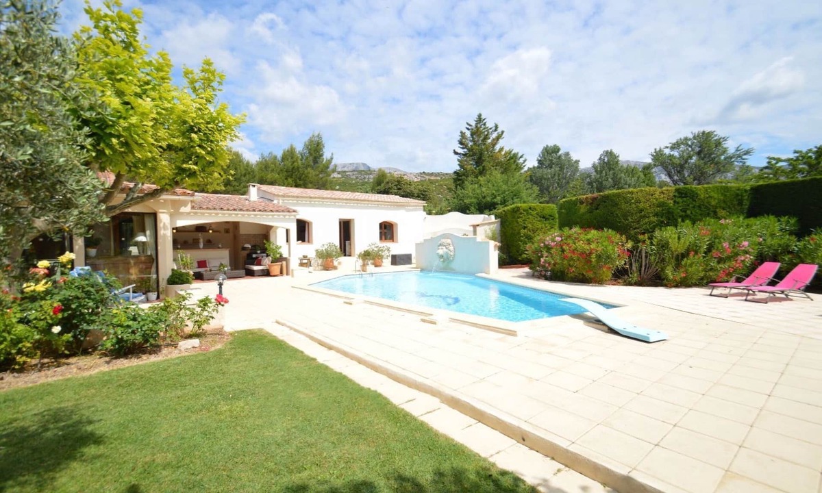 Rousset Villa | Private swimming pool and tennis court 20 minutes from Aix, in the heart of the Sainte Victoire region