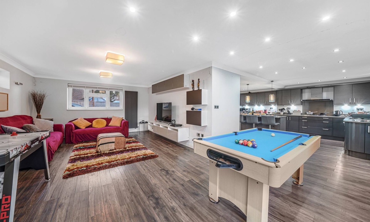 Altwood House | Rainfall Shower | Pool/Snooker | x 4 Cars