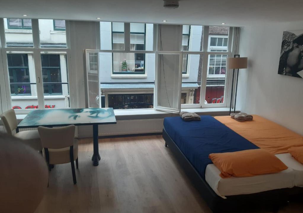 Red Light District Apartment | RED LIGHT DISTRICT COZY APARTMENT