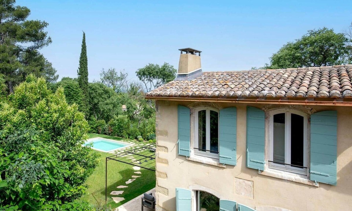 Saint-Etienne-du-Gres Villa | Renovated farmhouse in a vineyard