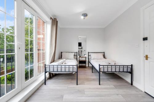 Trinity Apartment | Riverview, studio style room near station R3