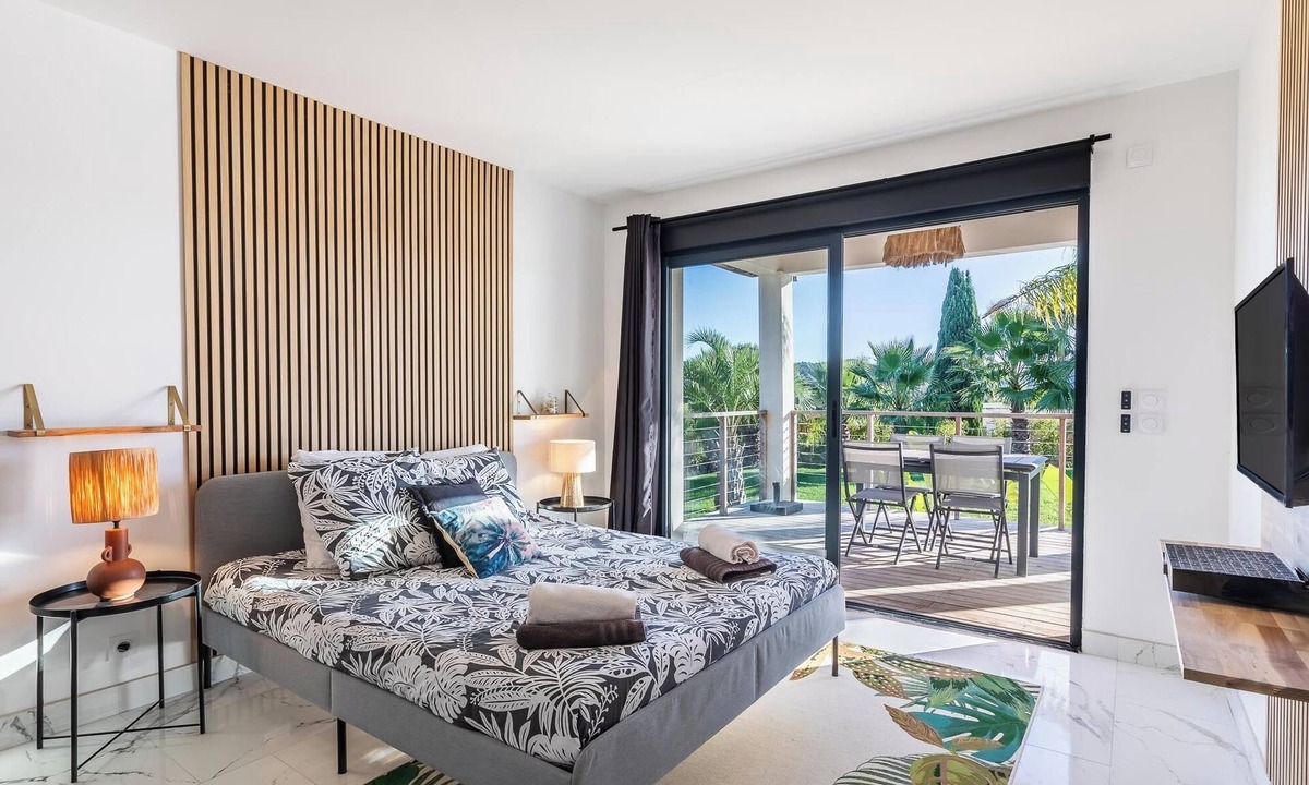 Plaissan Bed & Breakfast | Room n°1 in Villa SCL - Summer kitchen - Heated swimming pool Jacuzzi - Terrace