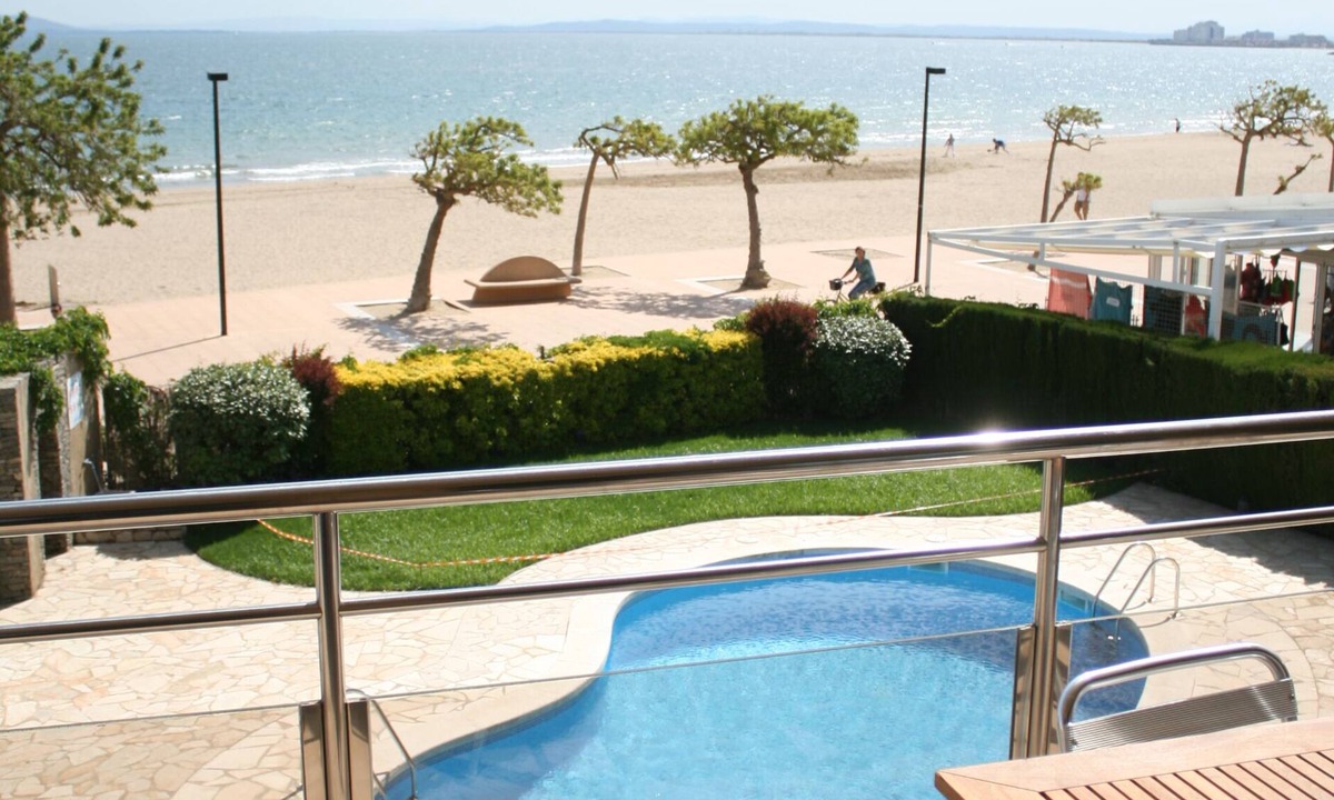 Santa Margarida Apartment | ROSES, FRONTLINE, perfect for families POOL + WIFI + PARKING + TV