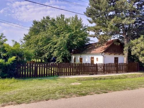 Abadszalok House | Rustic Harmony