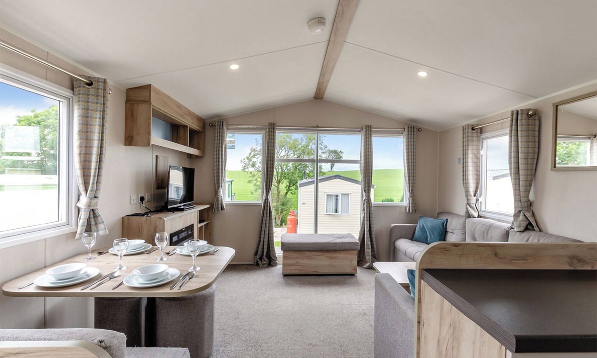 Ryde House | Silver Caravan with decking P