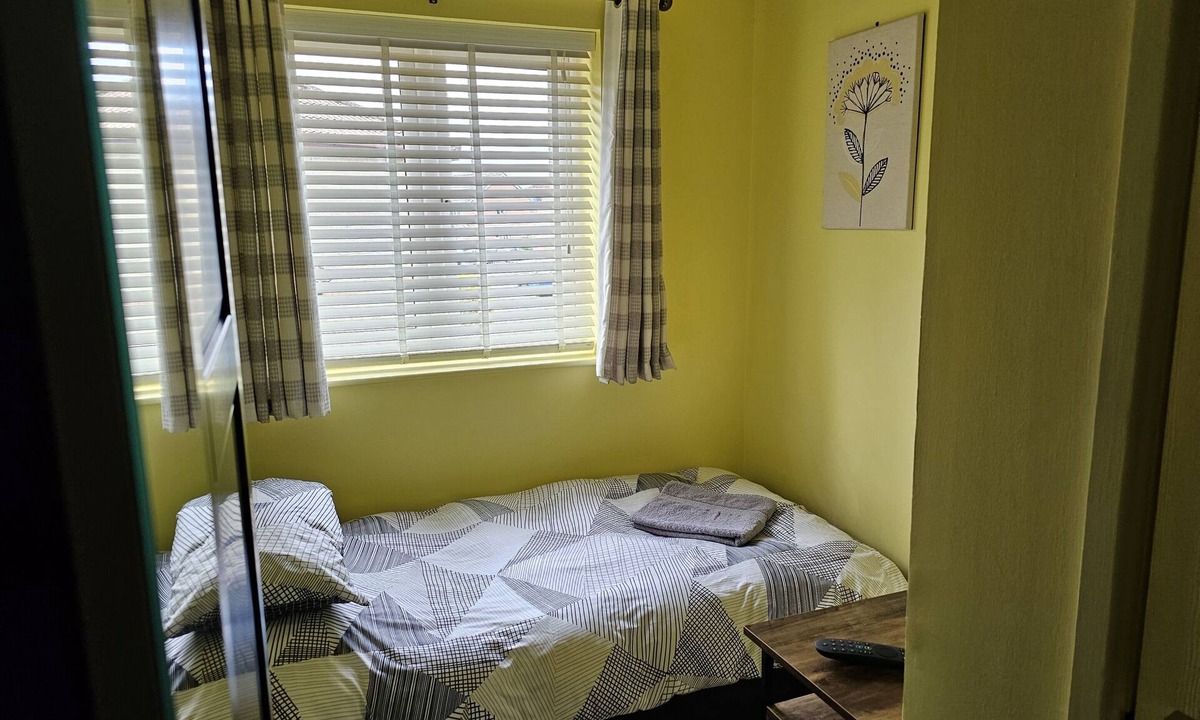 Cannards Grave House | Single Room - shared bathroom