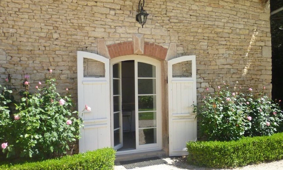 Montbellet Cottage | Small cottage for 2 persons with swimming pool in the old stable of our Castle