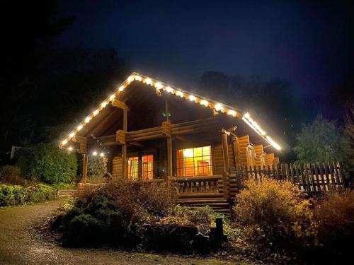 Aymestrey Apartment | Solid Log Cabin With Private Hot Tub - Oak