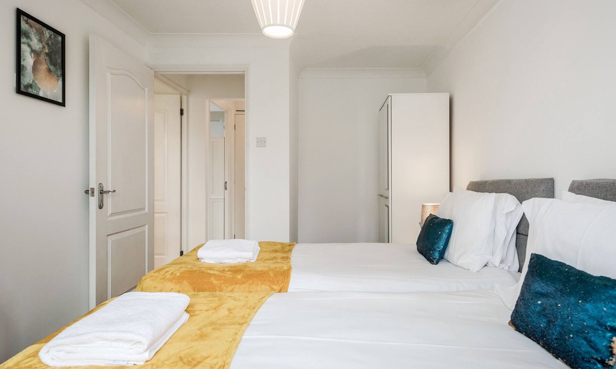 Grays Apartment | Spacious 1 bedroom with garden