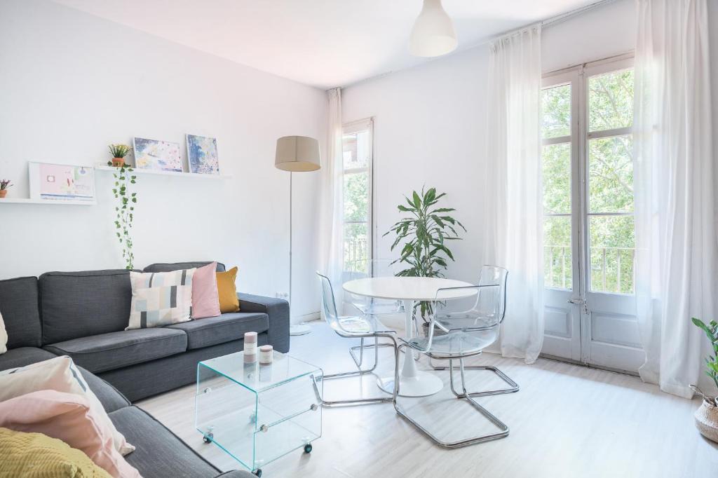 Sant Antoni Apartment | Spacious 3 bed Apt in the heart of Sant Antoni, Barcelona