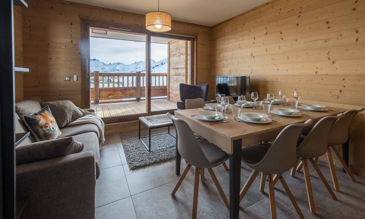 La Toussuire Apartment | Spacious apartment with south-facing terrace at the foot of the slopes - up to 8 guests
