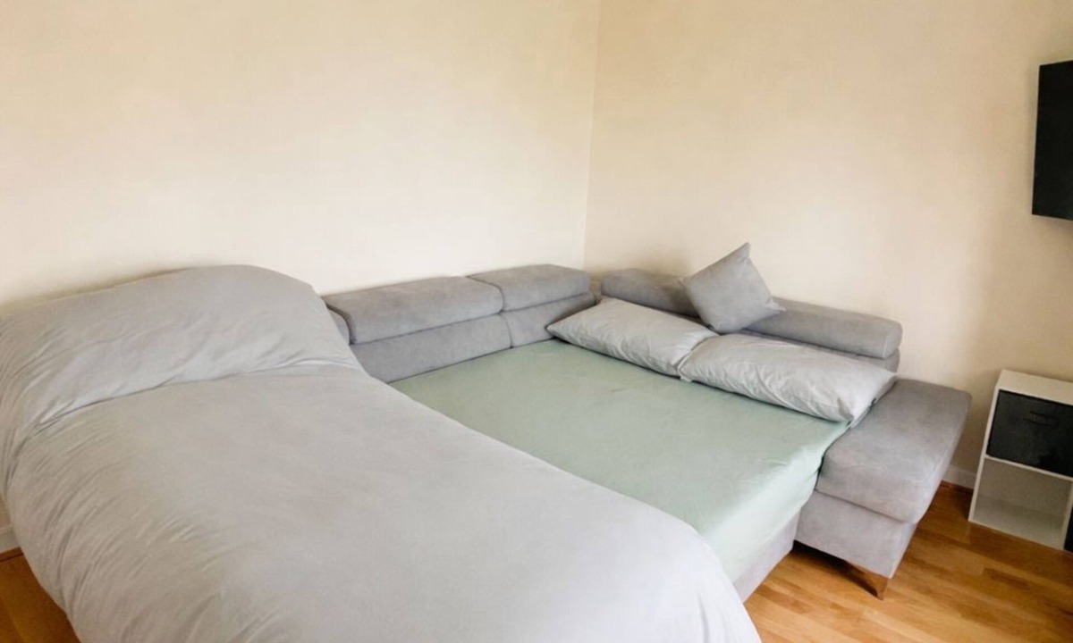 Tower Hamlets Apartment | Spacious centrally located apartment with secure parking