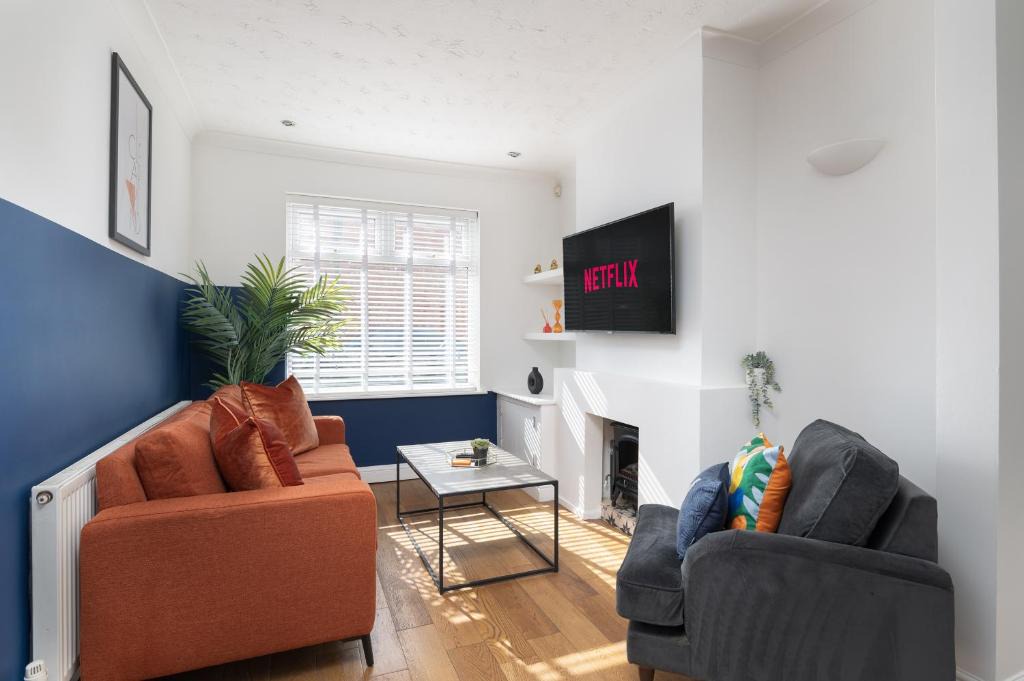 Northampton Apartment | Spacious & Charming 2BR - Perfect Stay