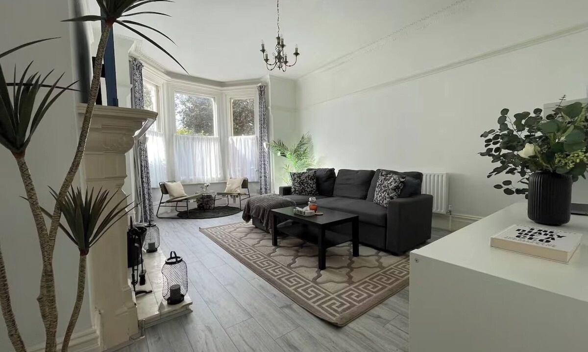 Northampton Apartment | Spacious Flat | Sleeps 7, Pet-Friendly + Parking