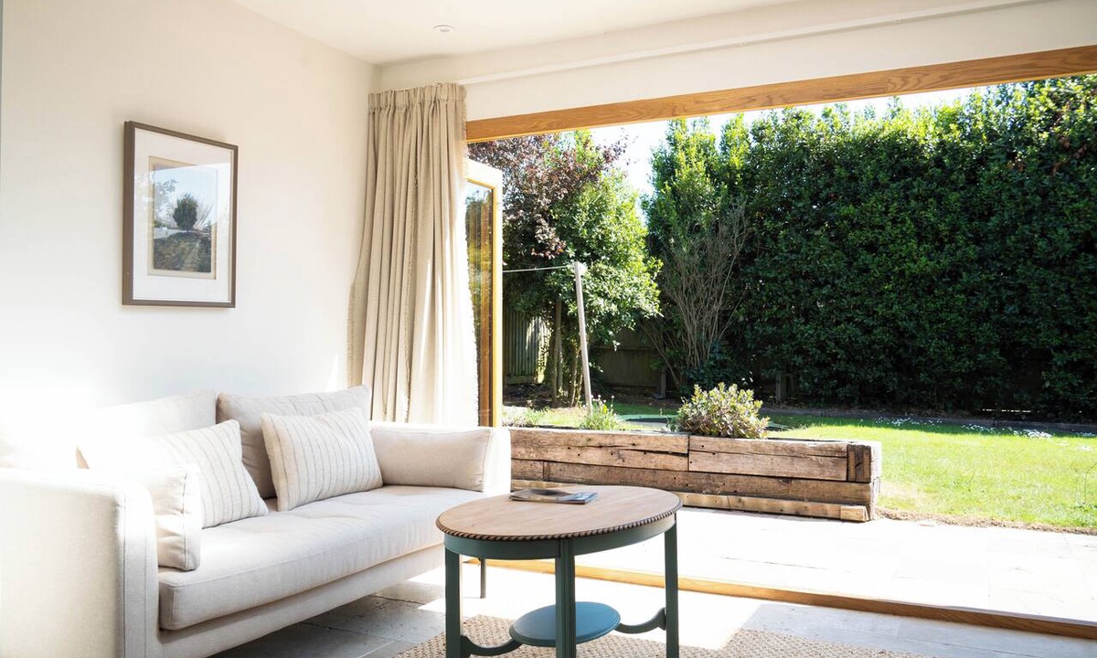 Nettlestone House | Spacious seaside home, stroll to the beach! A perfect Isle of Wight getaway.