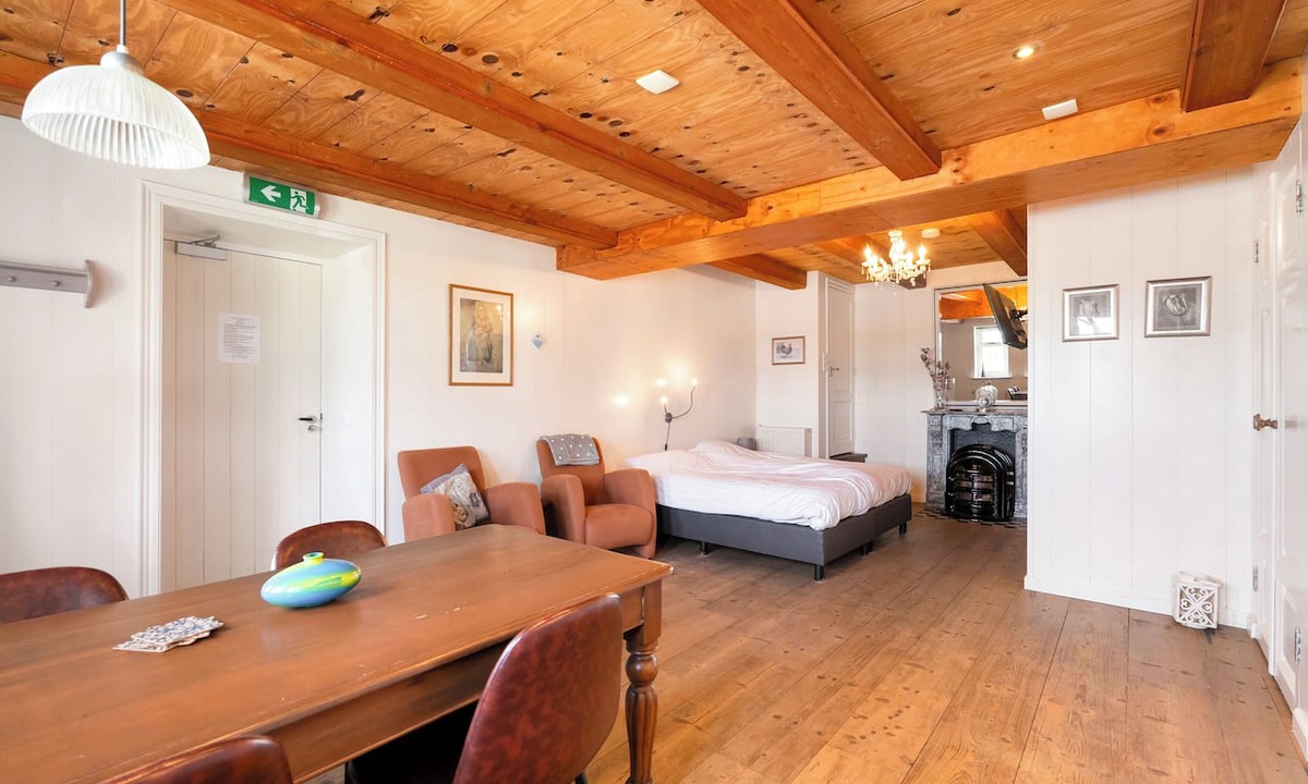 Schagen Apartment | Spacious studio in an authentic Stolp farmhouse