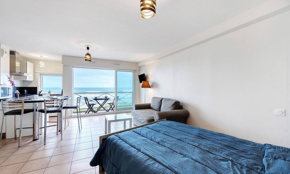 Les Sables d'Olonne Apartment | Studio Apartment 'Le First Vue Mer' with Sea View