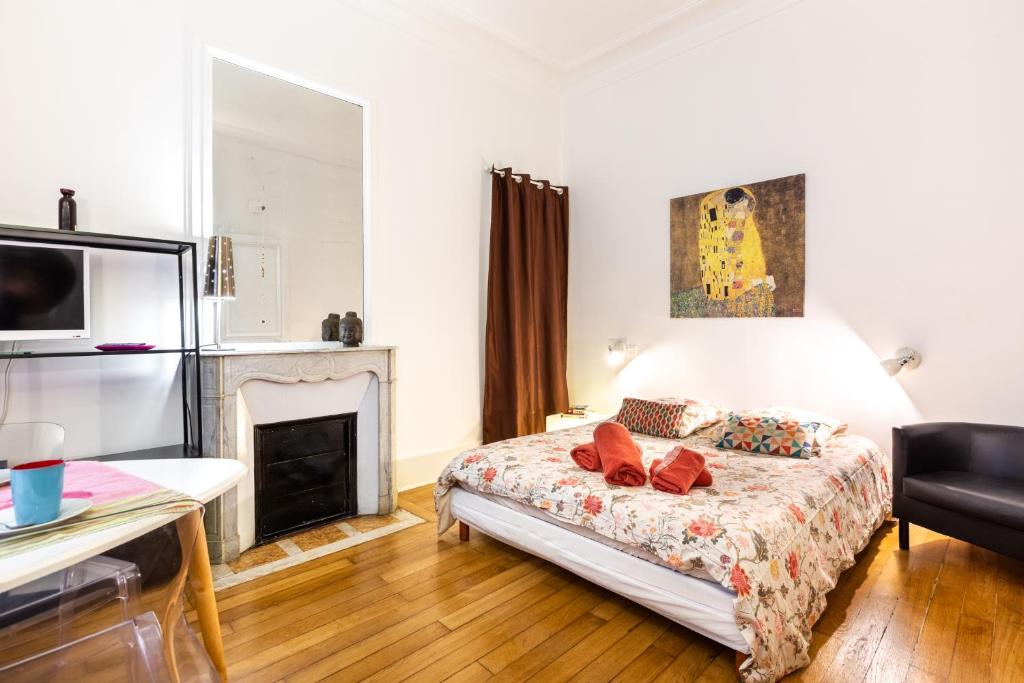 Quartier du Gros-Caillou Apartment | Studio Bourdonnais