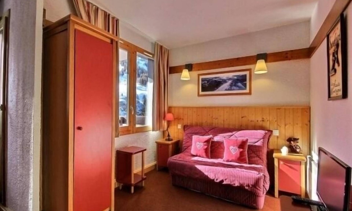 Plagne 1800 Apartment | Studio cabin for 4, near slopes and shops, balcony, pool, 3 Paradiski crystals
