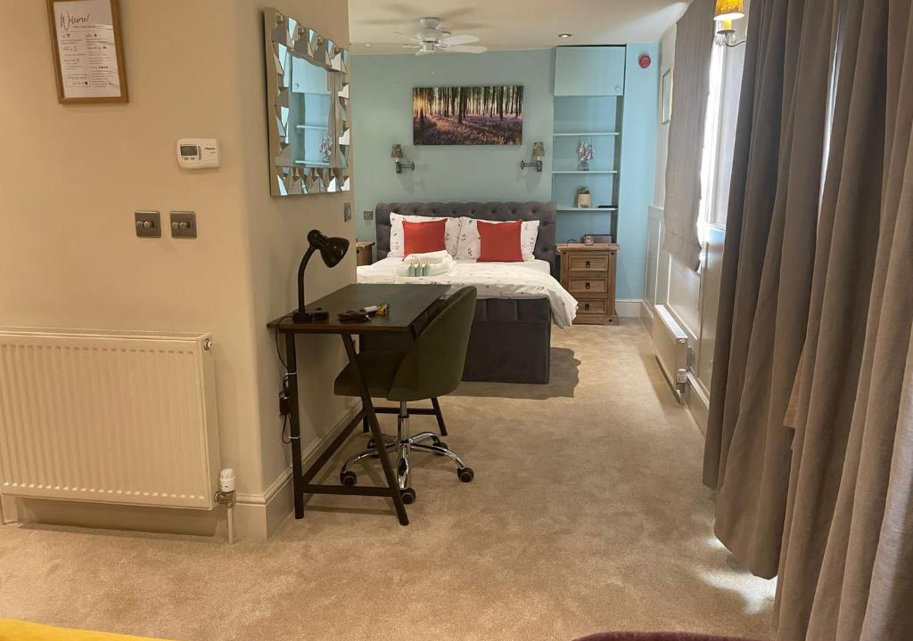 Cheltenham Apartment | Studio Flat Central Cheltenham Parking off road
