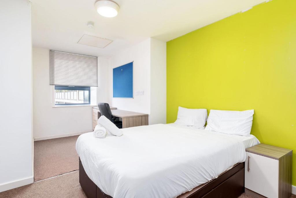 Nottingham City Centre Apartment | Studio flat, kitchenette, workspace, laundry