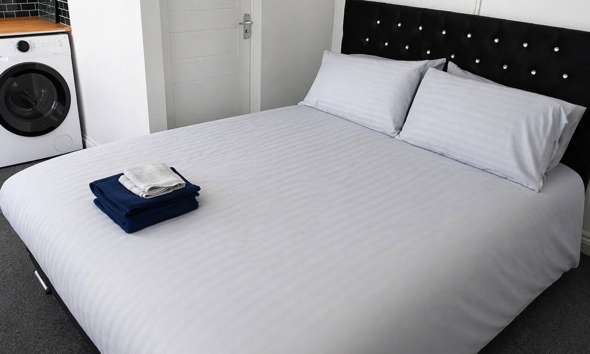 Oldbury Apartment | Studio Sleeps 2 With Parking