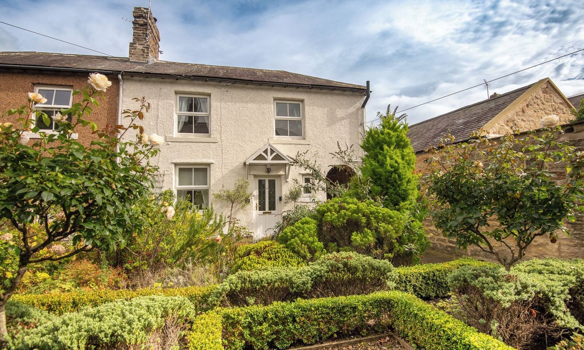 Warkworth Cottage | Stunning courtyard cottage set back from the River Coquet. With castle views.
