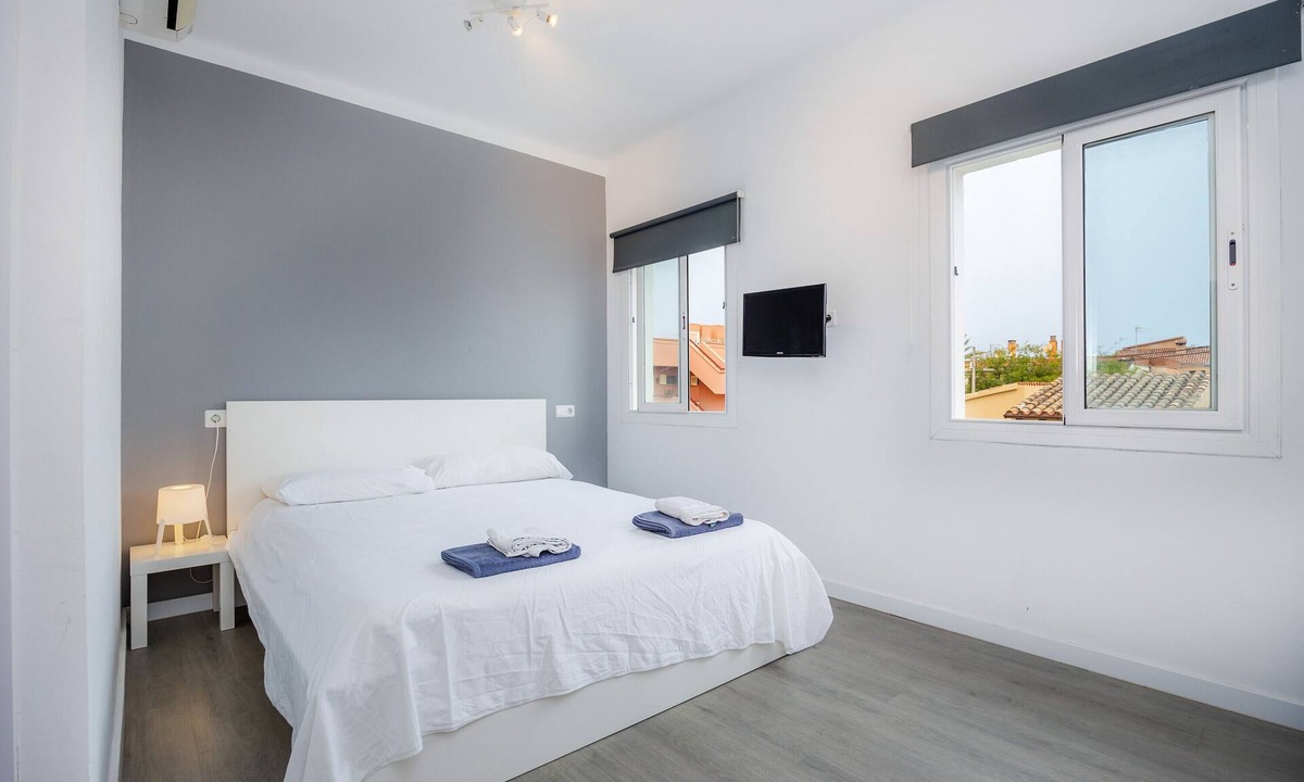 Can Pastilla Apartment | Triple room Nº10' with Shared Terrace, Wi-Fi and Air Conditioning