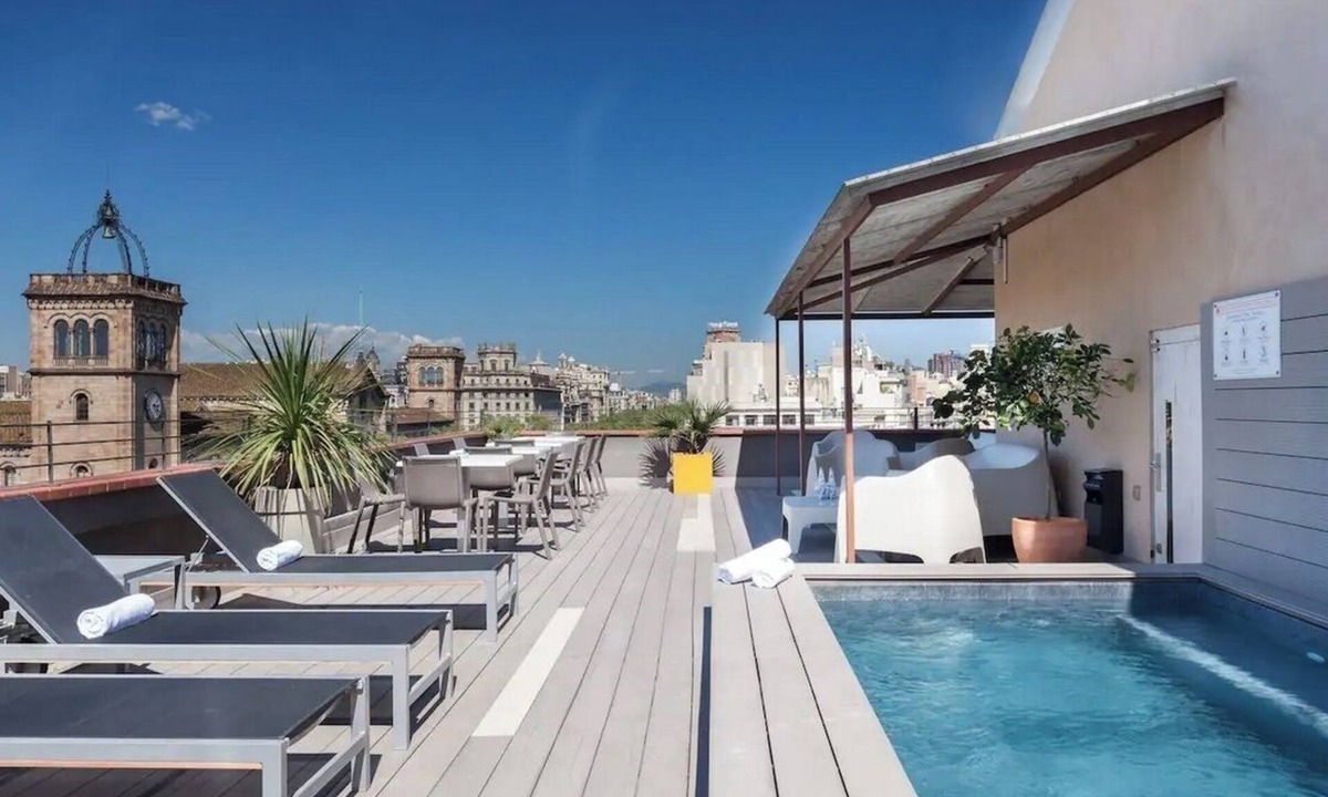 Sant Antoni Apartment | Universitat Building! Rooftop terrace with pool and views!