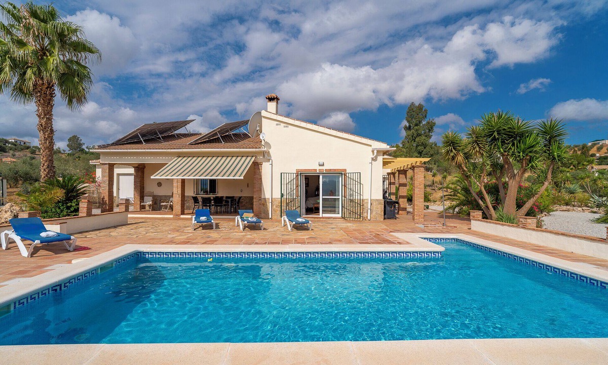 Vinuela Villa | 'Villa Chispas' with Lake and Mountain Views, Heated Pool & Wi-Fi