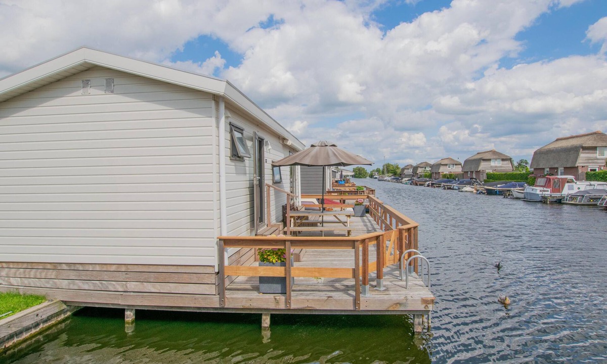 Breukelen Ski Chalet | Waterfront chalet with jetty
